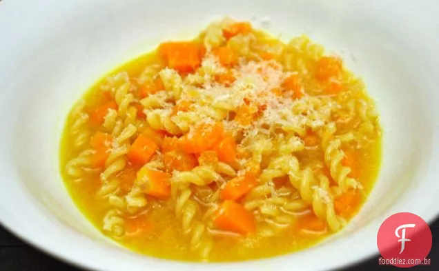 Sopa de abóbora e macarrão