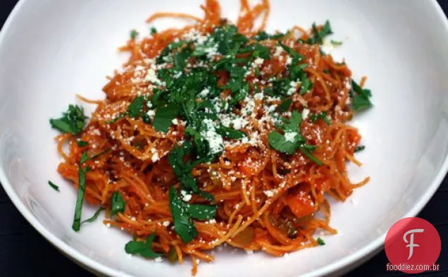 Fideo (macarrão mexicano com legumes e Chile)