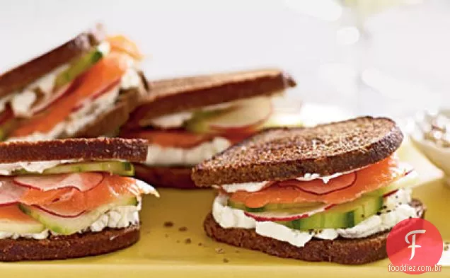 Salmão defumado e queijo de cabra em Pumpernickel-centeio