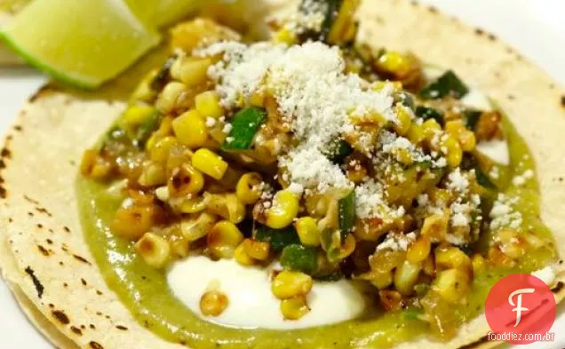 Tacos carbonizados de milho e abobrinha