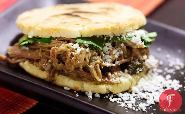 Arepas de estilo Venezuelano com carne de porco puxada (Arepas Rumberas)