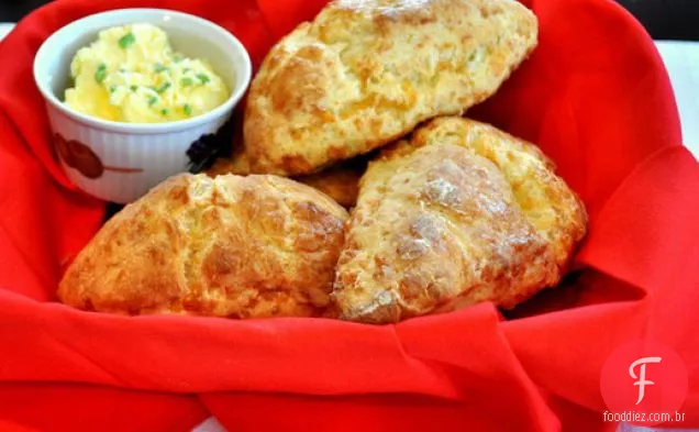 Cheddar Scones com manteiga de Cebolinha