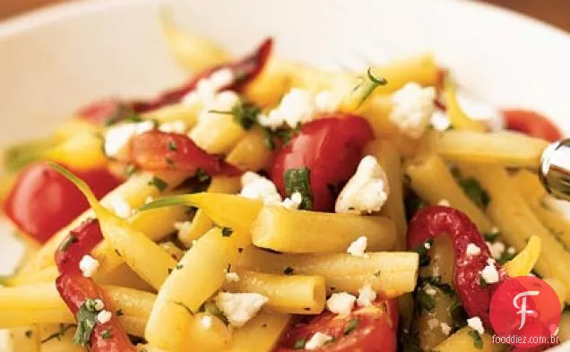 Feijão de cera, pimenta assada e salada de tomate com queijo de cabra