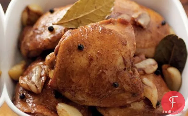 Frango clássico Adobo do Livro de receitas ' The Adobo Road