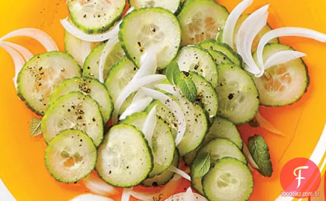 Pepino inglês marinado e cebola