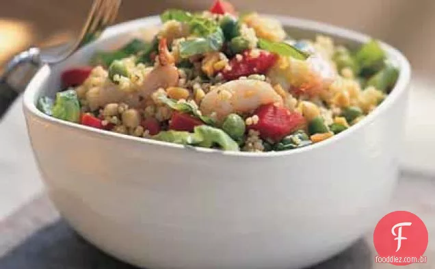 Salada de camarão e cuscuz de gergelim