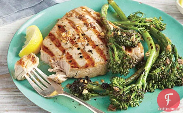 Atum grelhado e Broccolini com garoa de alho