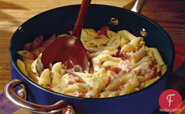 Macarrão com tomate picante e queijo