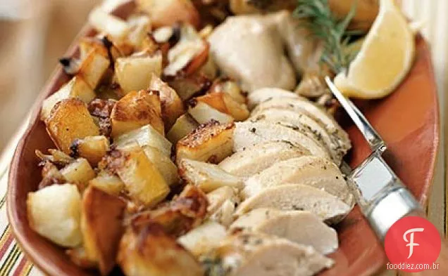 Frango assado com limão e alecrim com batatas