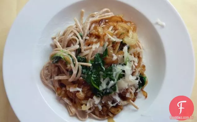 Macarrão Com Iogurte, Espinafre E Cebola Doce