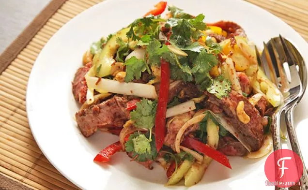 Salada de bife com pepino, pimentão e molho de peixe picante vinagrete