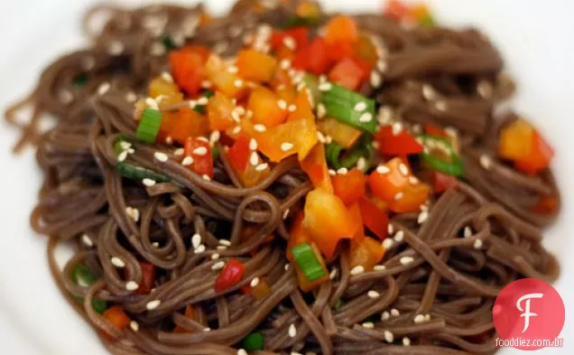 Jantar esta noite: salada fria Soba com pimentão e molho Ponzu