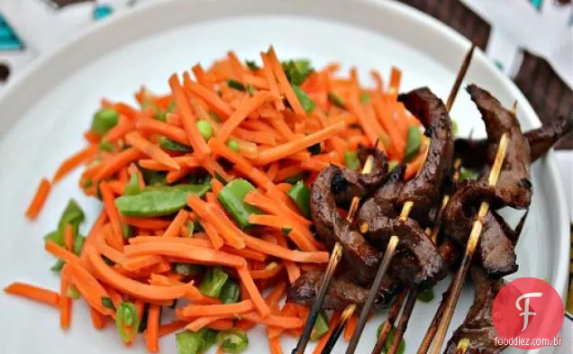 Espetos De Lombo Vietnamita Com Salada De Cenoura Picante