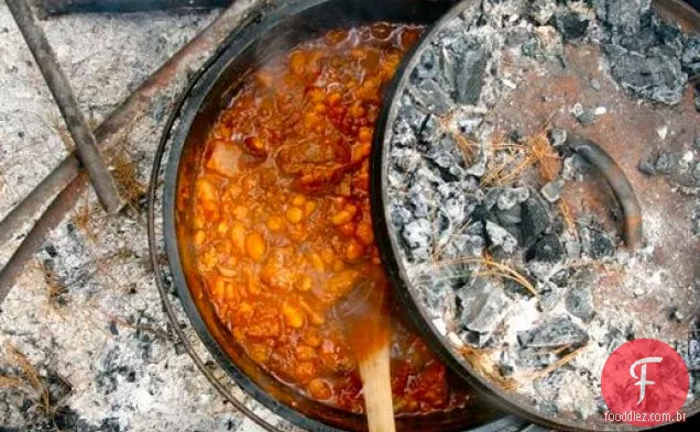 Campfire Chili em um forno holandês