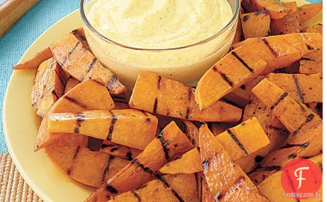 Dedos de batata doce grelhados com molho de Curry