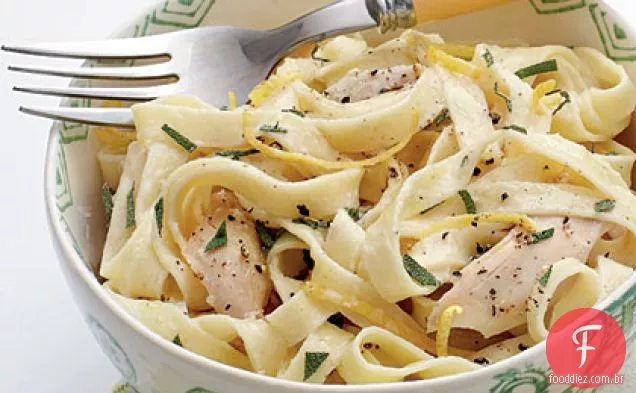 Linguine com peru, manjericão e Crème Fraîche