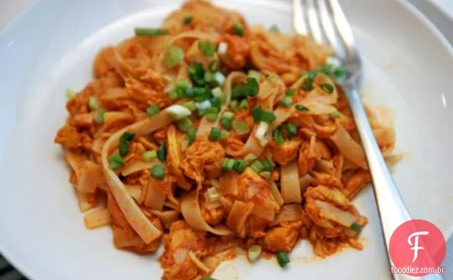 Jantar esta noite: Curry de Frango Vermelho desfiado com macarrão de arroz