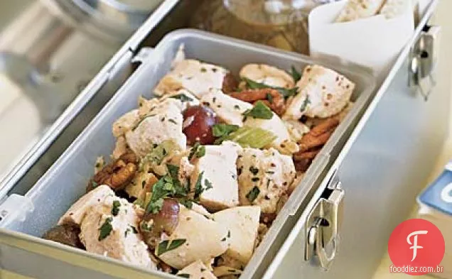 Salada de frango com maçãs, uvas e nozes picantes