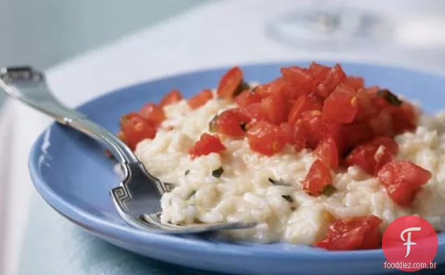 Risoto de limão e manjericão com cobertura de tomate