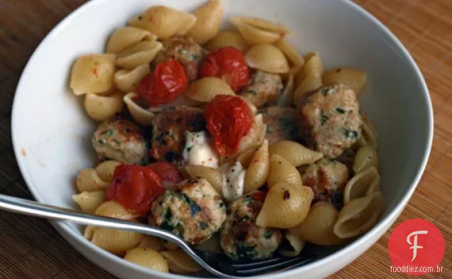 Jantar esta noite: macarrão com almôndegas de peru e mussarela Bocconcini
