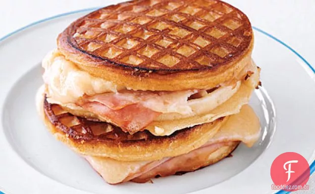 Sanduíches de Waffle de presunto e queijo grelhados