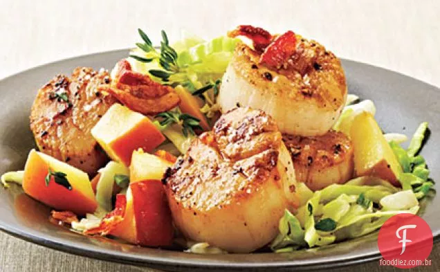 Vieiras grelhadas com Bacon, repolho e maçã