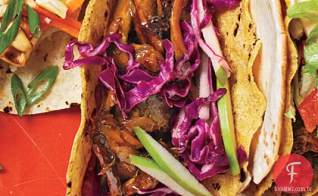 Tacos de frango refogados com repolho