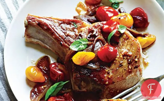 Frigideira de porco e tomate refogue