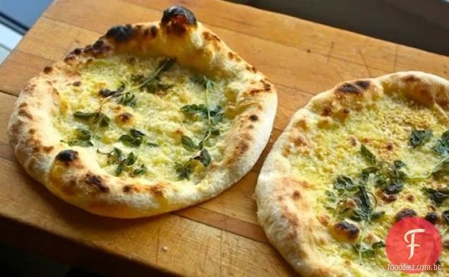 Pizza de Fontina, Parmigiano e orégano fermentada a frio