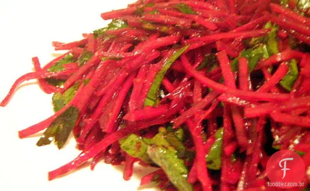 Salada de beterraba com vinagrete de alho preto
