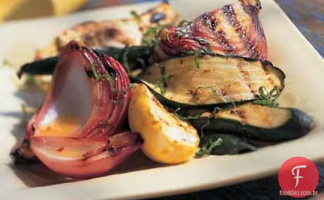 Salada de abobrinha grelhada e abóbora de verão com molho cítrico