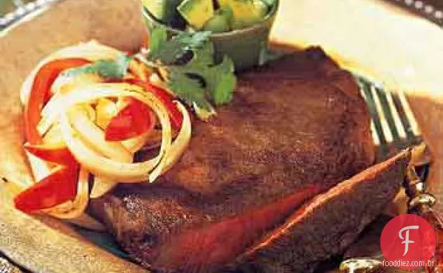 Cominho esfregado costela-olho bifes com duas Salsas