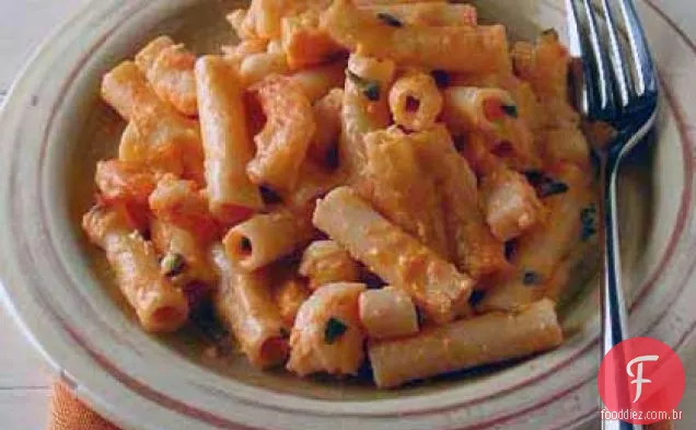Ziti assado com camarão e vieiras