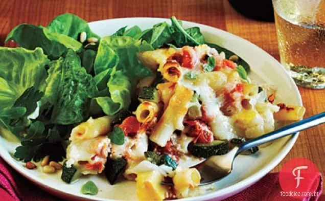 Ziti assado e vegetais de Verão