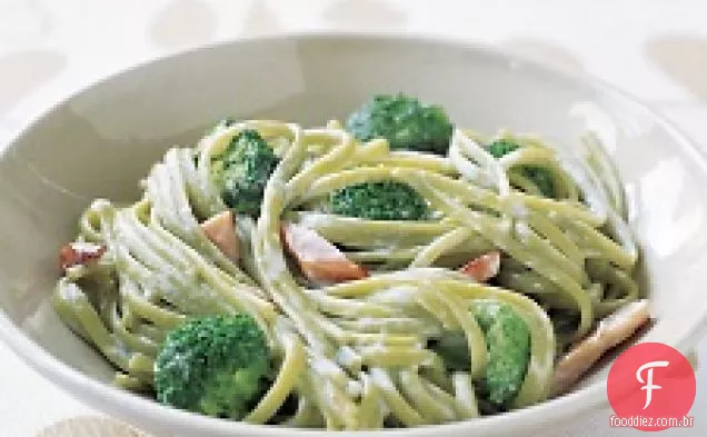 Linguine De Espinafre Com Presunto E Brócolis