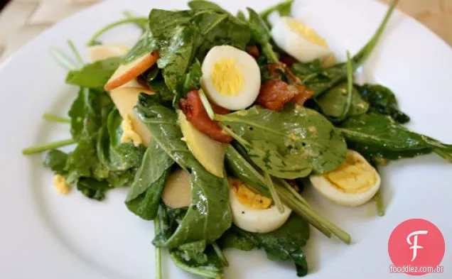 Jantar esta noite: salada de maçã, rúcula e Pancetta com ovos de codorna