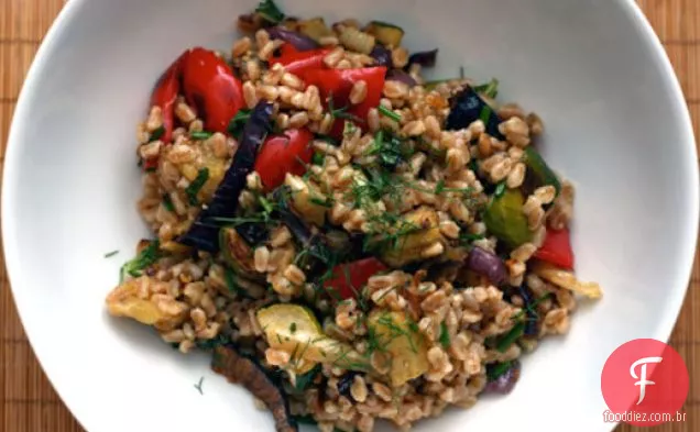 Jantar esta noite: salada italiana Farro com legumes assados