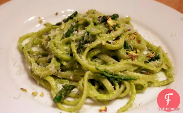 Jantar esta noite: pistache aspargos Pesto em Linguine
