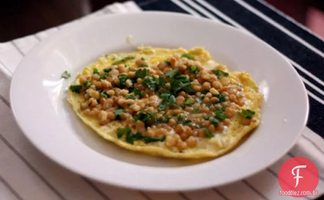Jantar esta noite: omelete com feijão branco e cebolinha