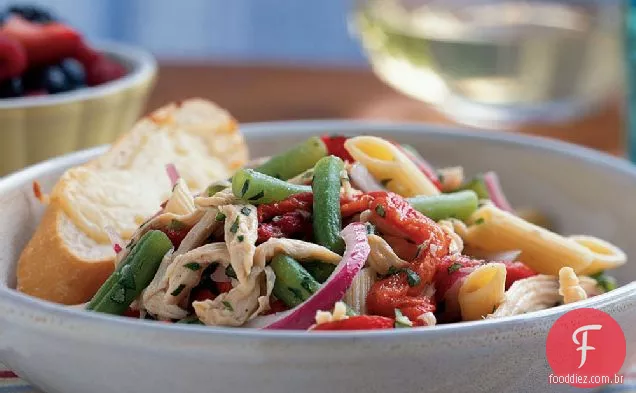 Salada de frango-Penne com feijão verde