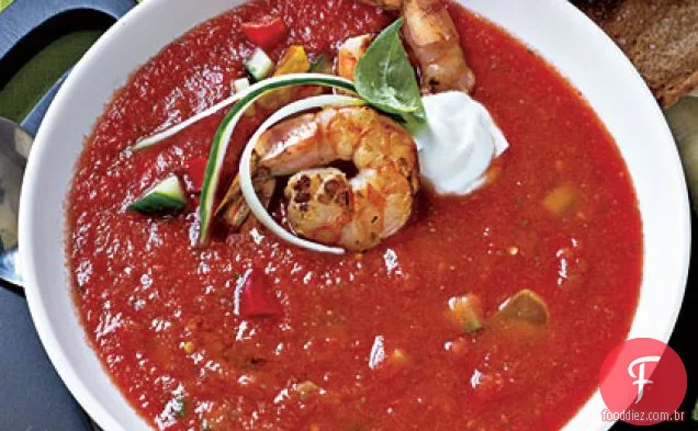 Gaspacho robusto com camarão salteado