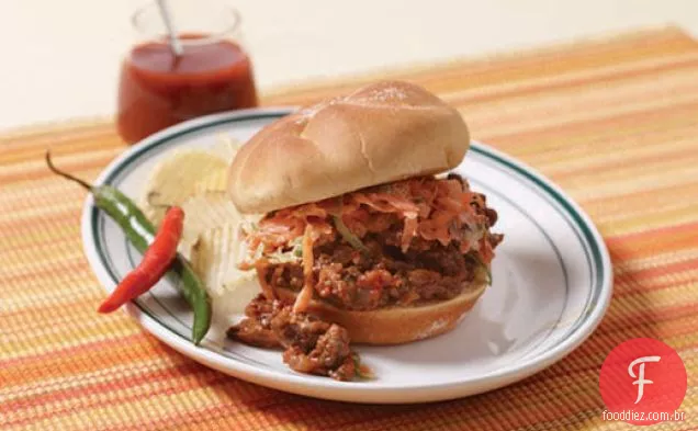 Desleixado Joes com cenoura-Jalapeño Slaw