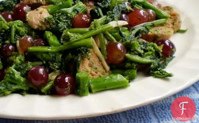 Saudável e delicioso: rabe de brócolis, Linguiça de peru e uvas