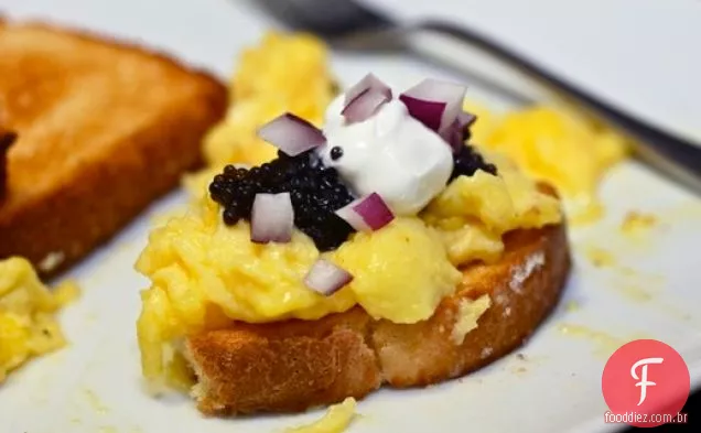 Delicioso em cinco minutos ou menos: Ovos Mexidos cremosos com Caviar
