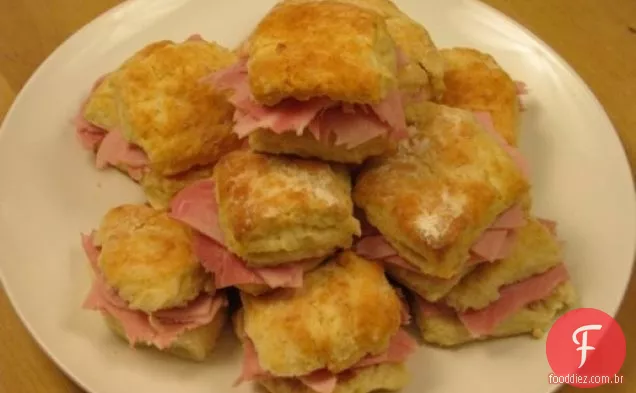 Brunch de domingo: presunto e biscoitos