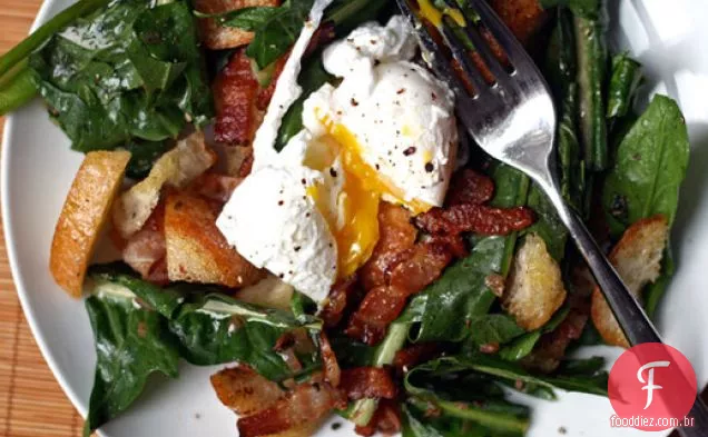 Jantar esta noite: salada de dente-de-leão com ovos escalfados e Bacon