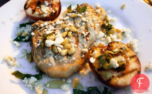 Jantar esta noite: costeletas de porco esfregadas com manjericão com salada de queijo azul nectarina