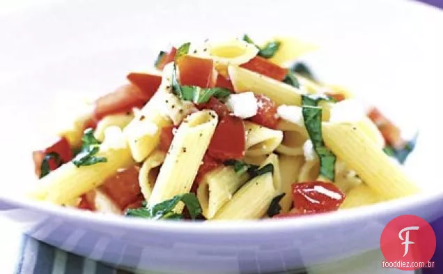 Macarrão com manjericão, tomate e queijo Feta