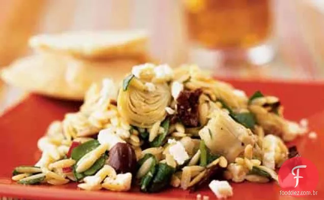 Salada orzo mediterrânea com vinagrete Feta