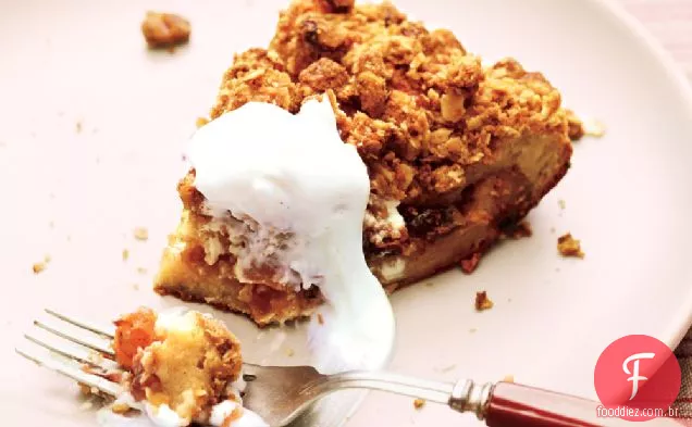 Caçarola de torrada francesa com cobertura de Streusel com compota de frutas